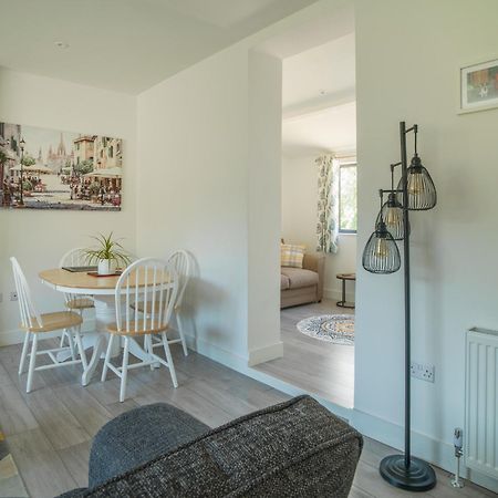 Stunning Modern Apartment In The Cotswolds Chalford Екстериор снимка